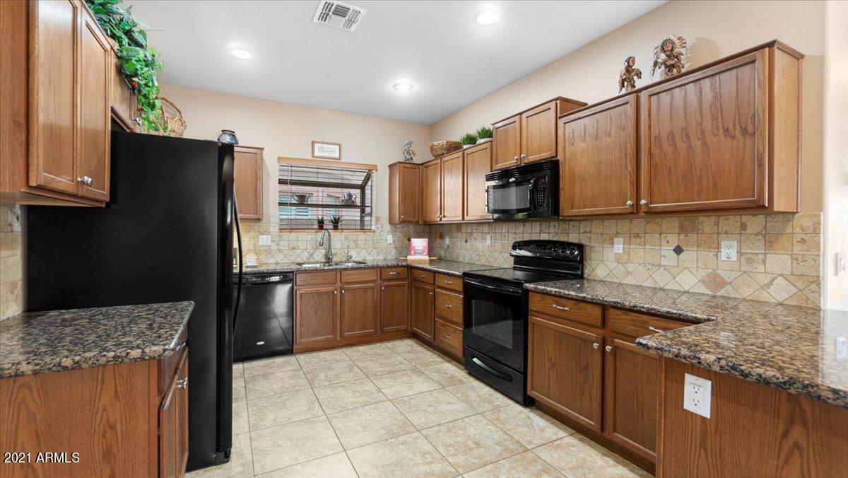 45306 West Rhea Road Maricopa, AZ 85139 - Photo 6 of 20 06-Kitchen