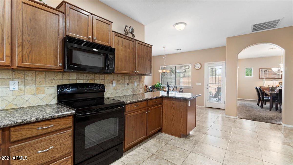45306 West Rhea Road Maricopa, AZ 85139 - Photo 7 of 20 07-Kitchen