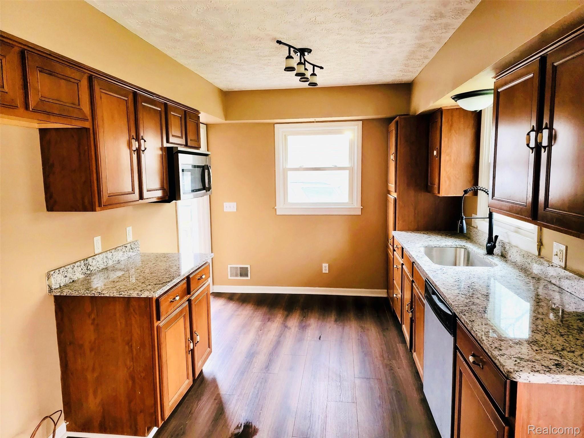 4601 Ingham Street Lansing, MI 48911 - Photo 10 of 28 53A64903-93D1-4820-965F-C23F1F14DEAF.jpeg