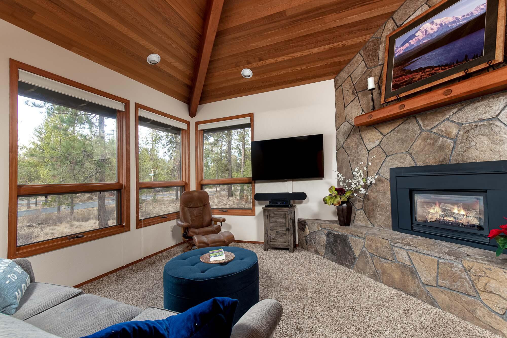 18143 Modoc Lane Sunriver, OR 97707 - Photo 1 of 28 Great Room
