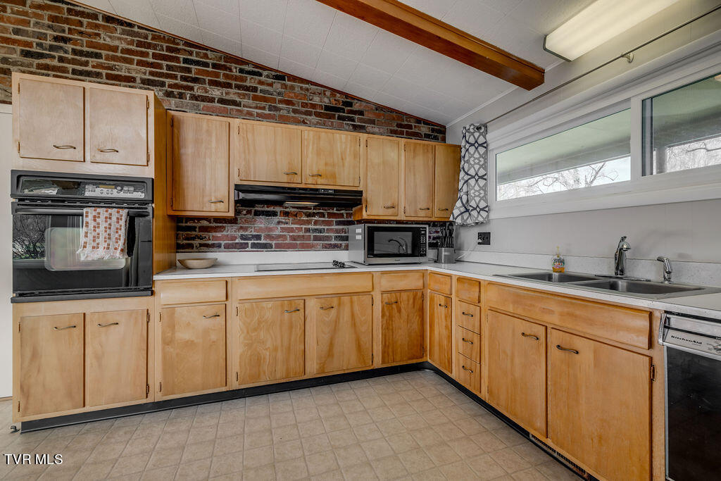 2121 Heatherly Road Kingsport, TN 37660 - Photo 13 of 47 013