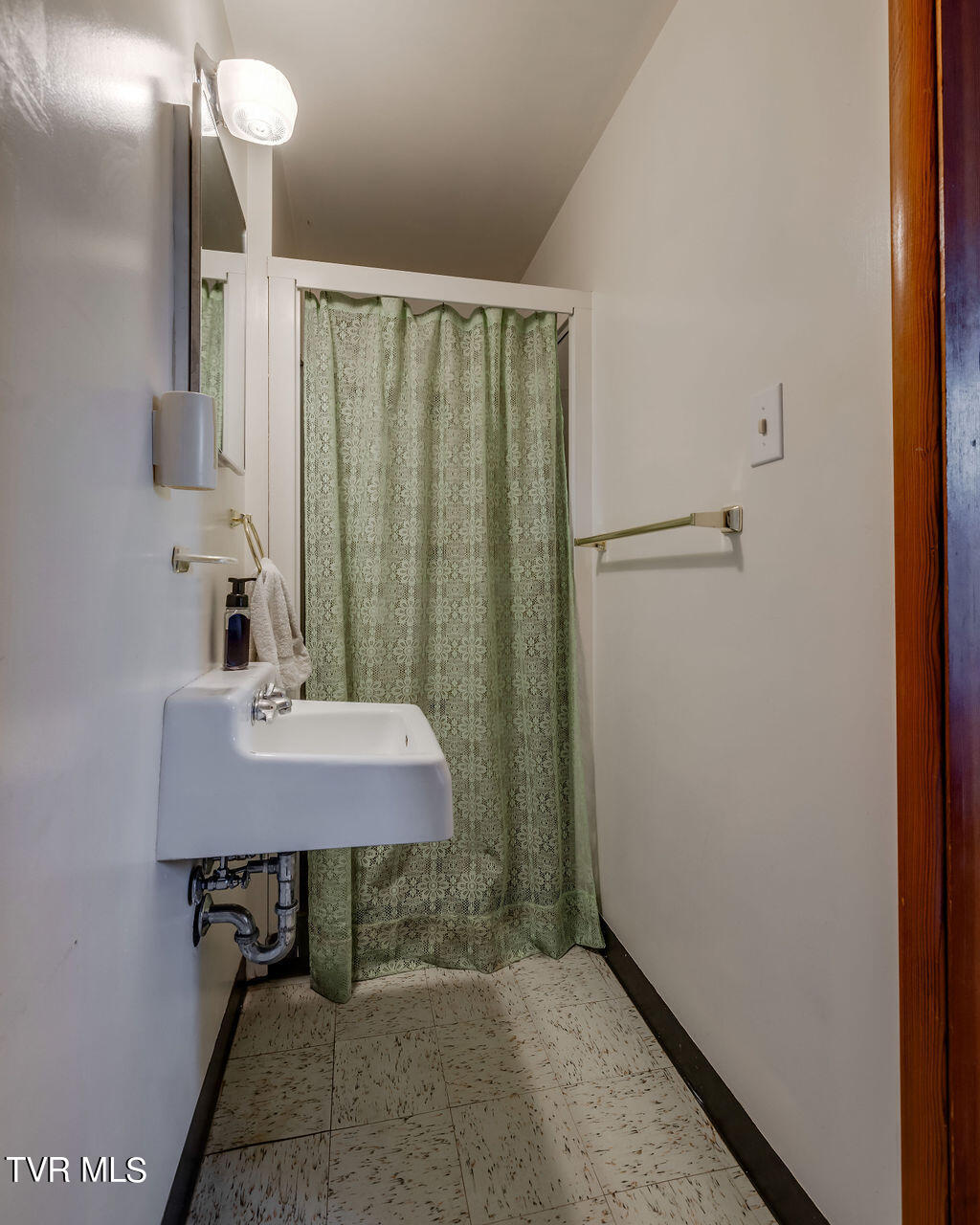 2121 Heatherly Road Kingsport, TN 37660 - Photo 31 of 47 031