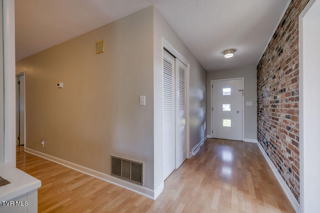 2121 Heatherly Road Kingsport, TN 37660 - Photo 6 of 47 006