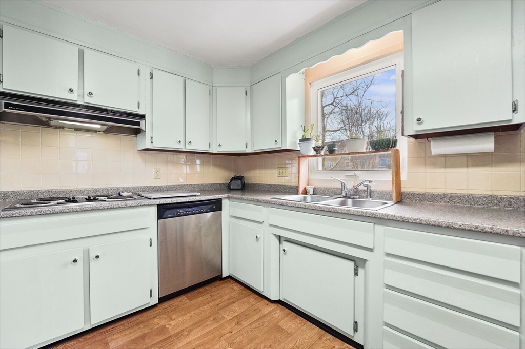 21 Leslie Road Worcester, MA 01605 - Photo 8 of 41