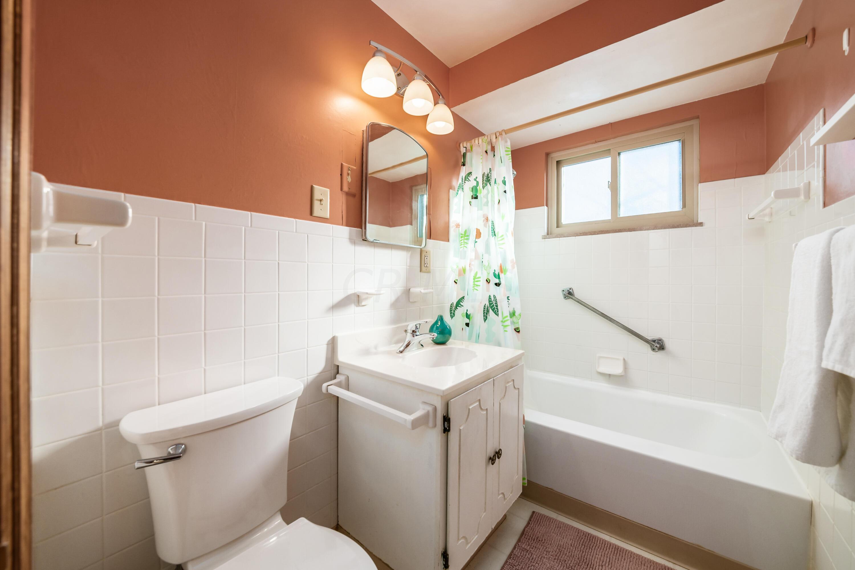 381 Garden Road Columbus, OH 43214 - Photo 26 of 40 381 Garden bathroom 2