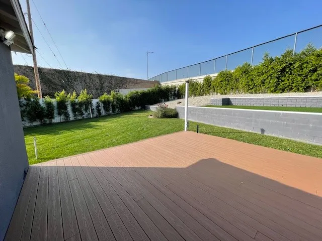 a view of a back yard