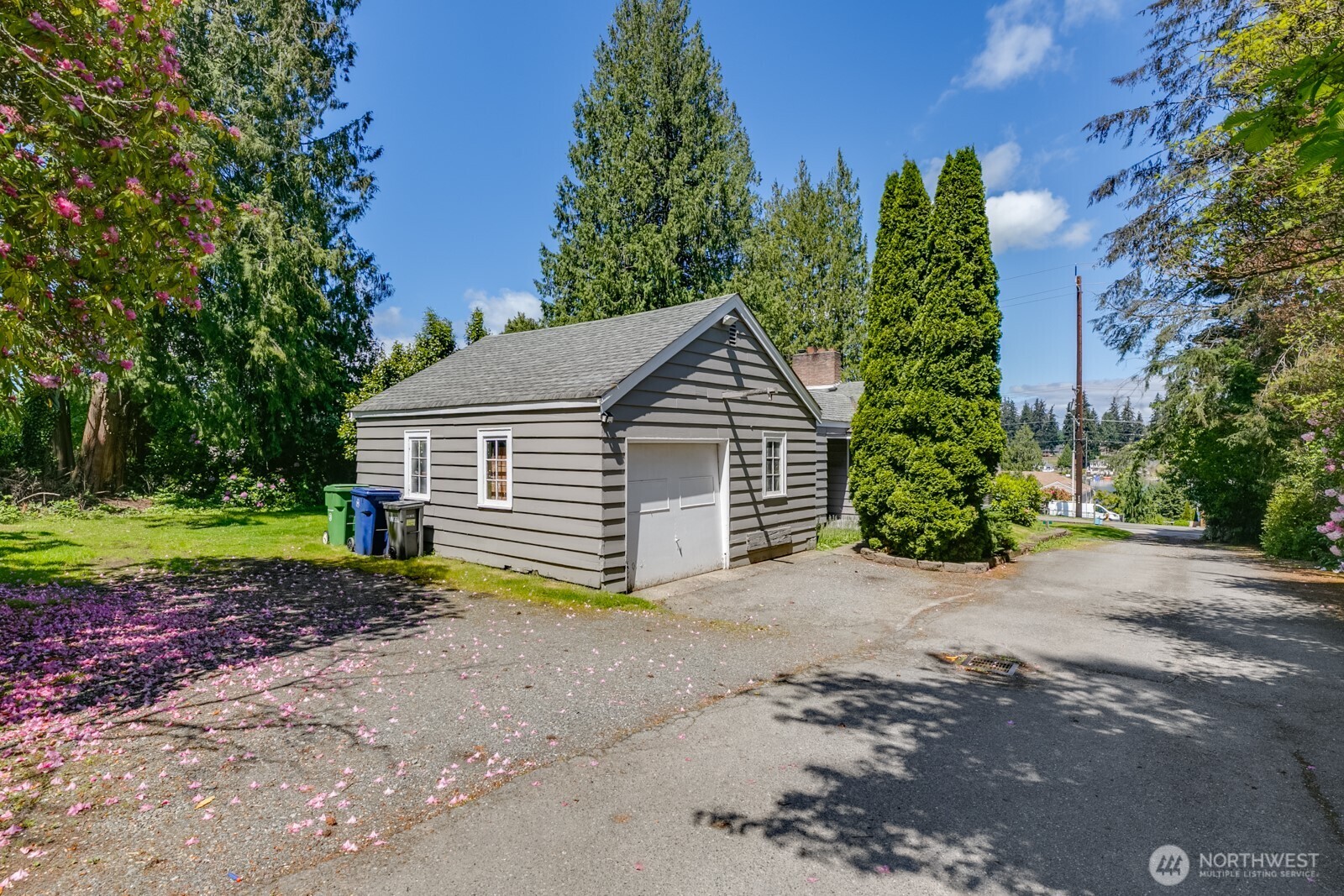3822 Shelby Road Lynnwood, WA 98087 - Photo 37 of 40 a view of a house with a backyard and bushes