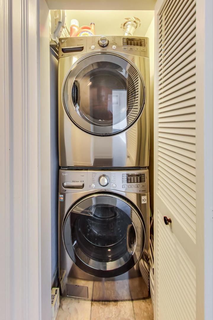 2128 West Walton Street, Unit 3W Chicago, IL 60622 - Photo 21 of 25 a utility room with dryer and washer