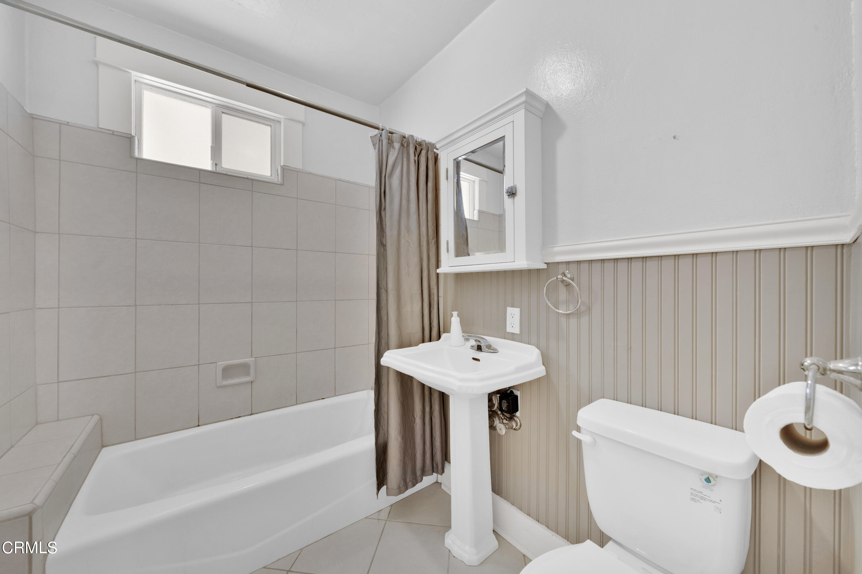 6520 Valmont Street Tujunga, CA 91042 - Photo 25 of 35 a bathroom with a sink a toilet and bathtub