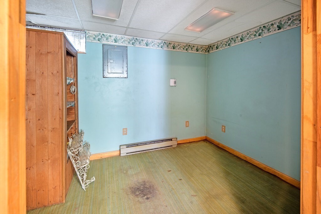 11 Beech Street Oxford, MA 01540 - Photo 38 of 40 a view of a small room