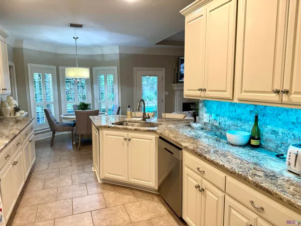 $460,000 | 401 Riverside Drive, Berwick, LA 70342