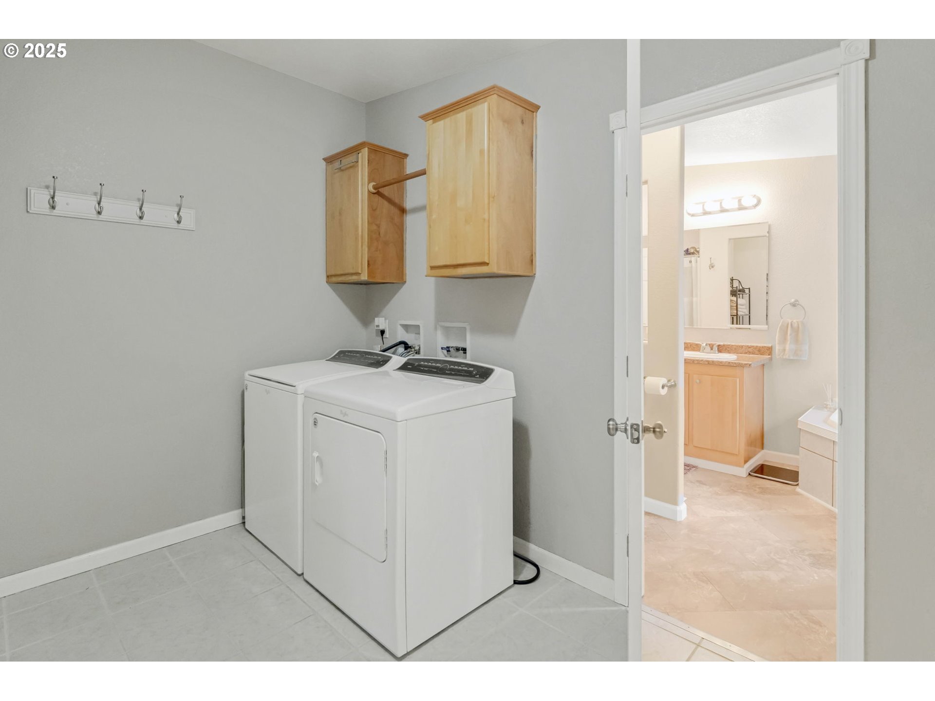 171 Car Road Longview, WA 98632 - Photo 27 of 45 a bathroom with a sink vanity and a mirror