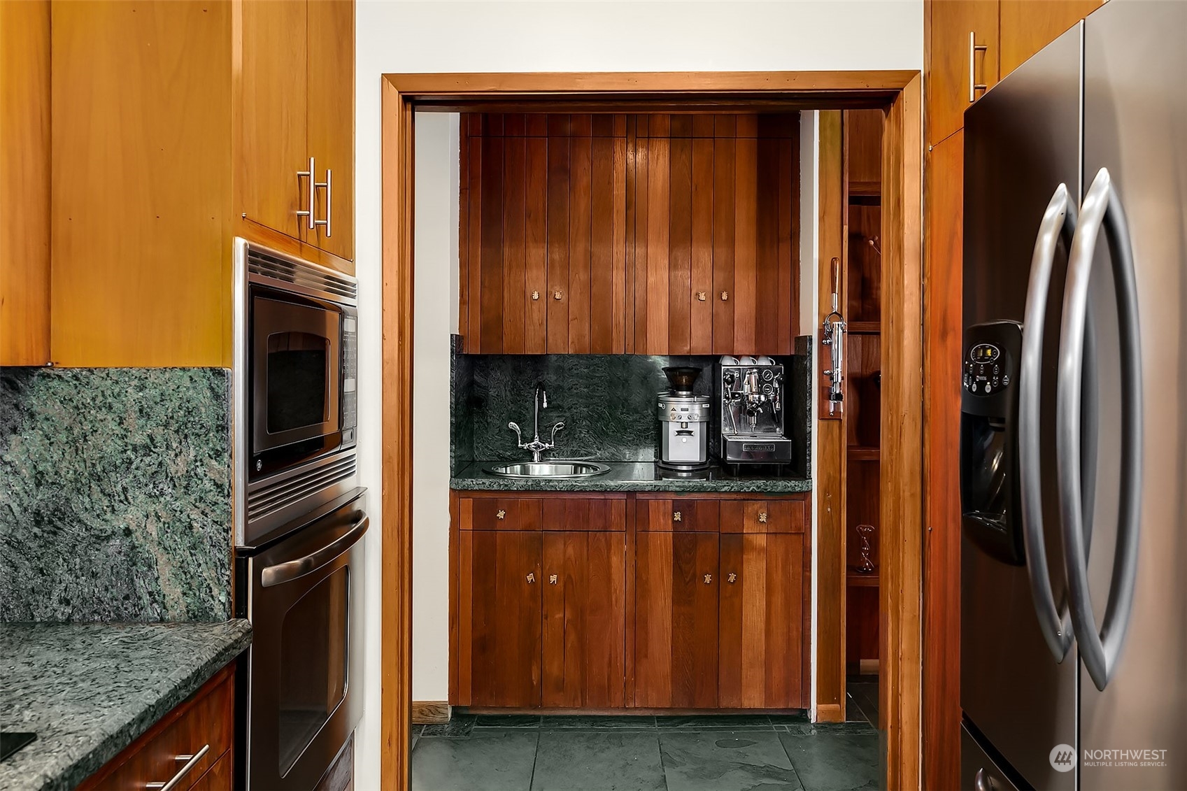 5535 Coniston Road Northeast Seattle, WA 98105 - Photo 11 of 40 Gallery Image 11