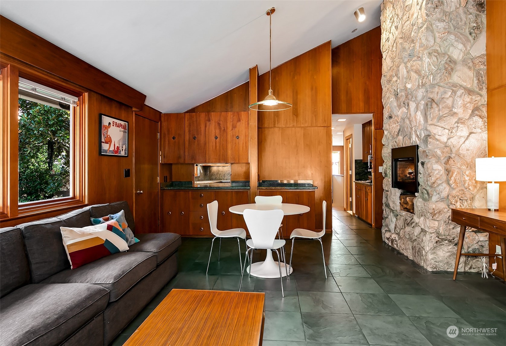 5535 Coniston Road Northeast Seattle, WA 98105 - Photo 14 of 40 Gallery Image 14
