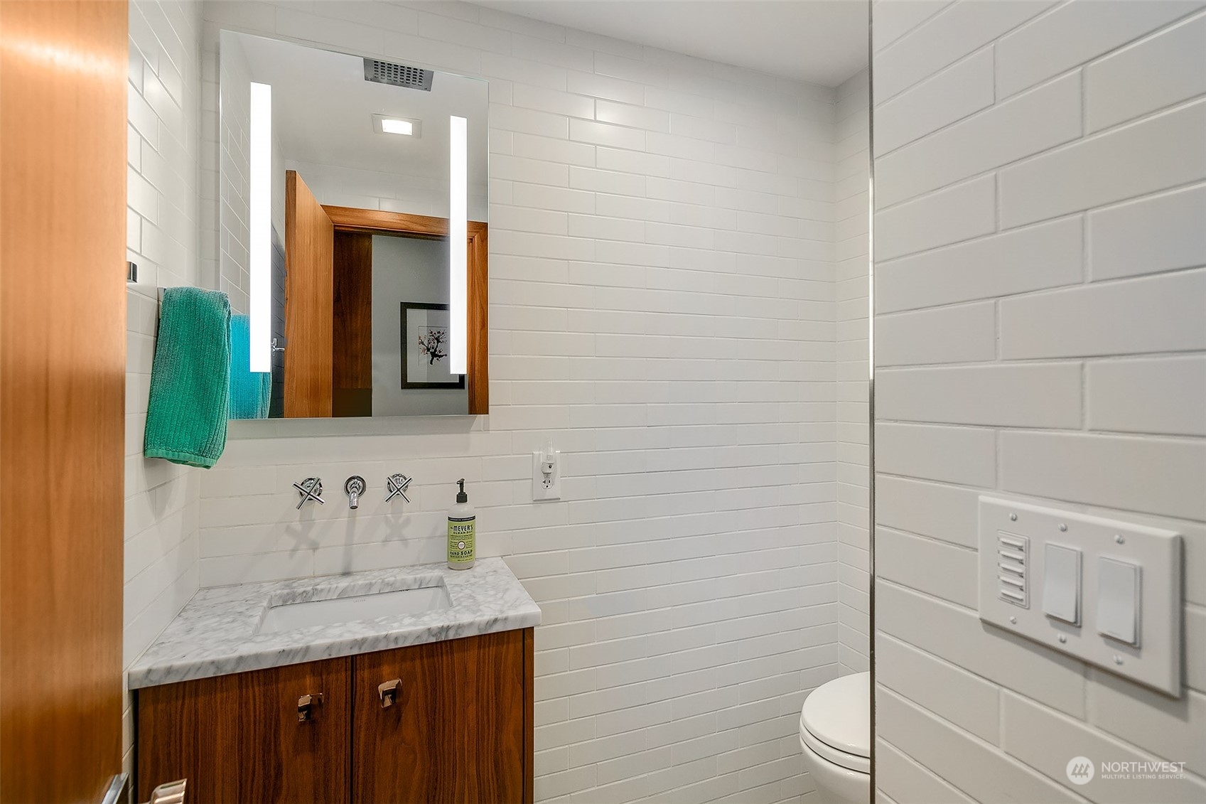5535 Coniston Road Northeast Seattle, WA 98105 - Photo 9 of 40 Gallery Image 9