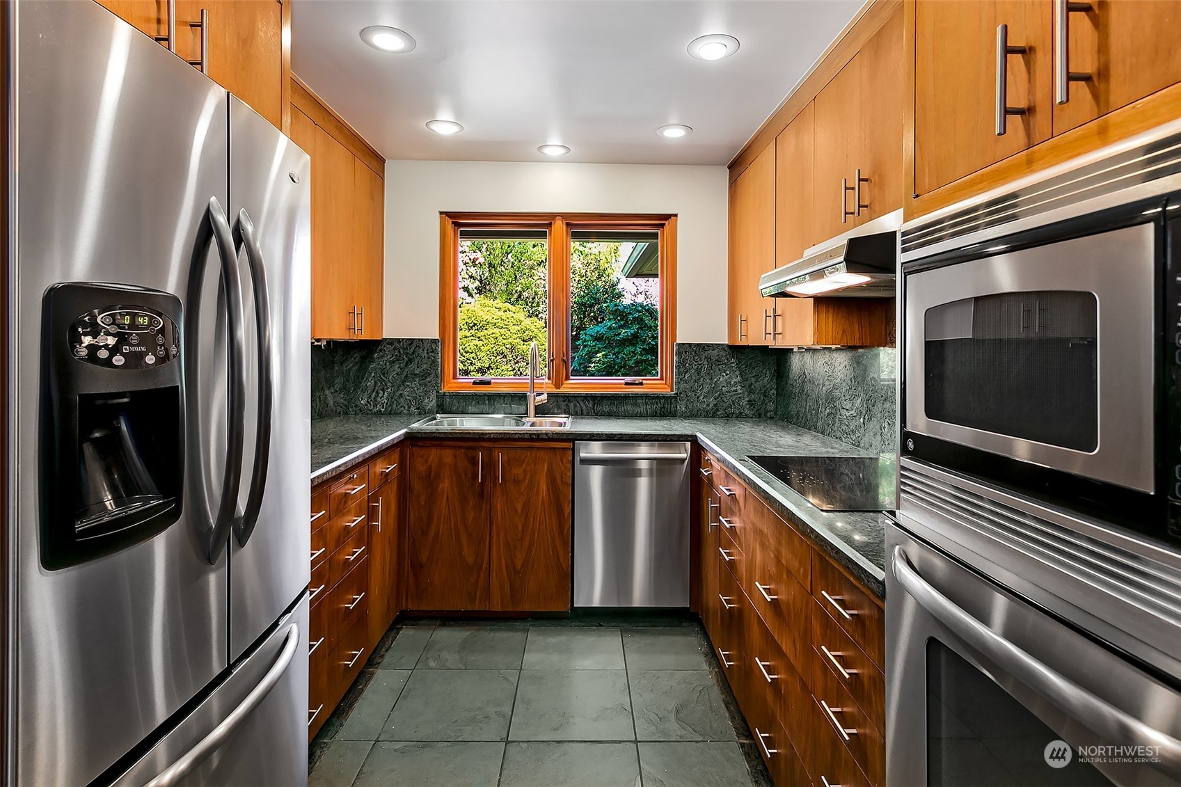 5535 Coniston Road Northeast Seattle, WA 98105 - Photo 10 of 40 Gallery Image 10
