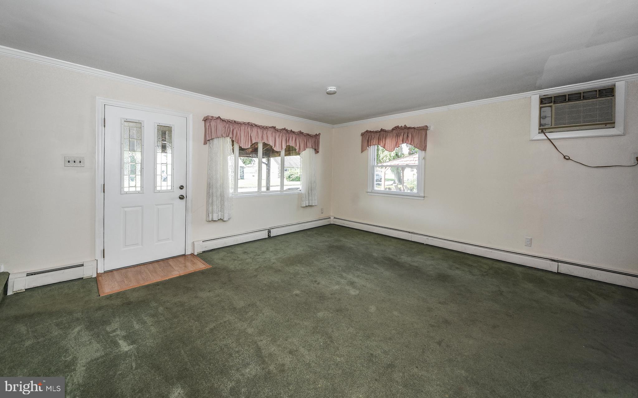 1007 Delray Street Philadelphia, PA 19116 - Photo 11 of 30 Living Room