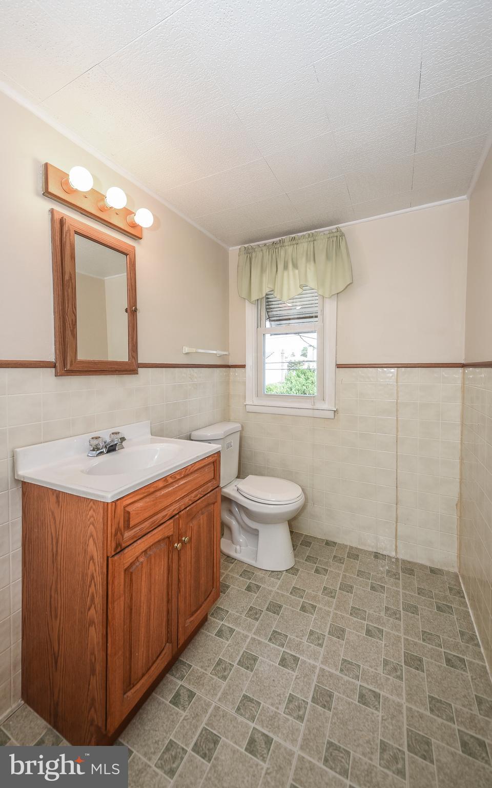 1007 Delray Street Philadelphia, PA 19116 - Photo 27 of 30 Upper Half Bath