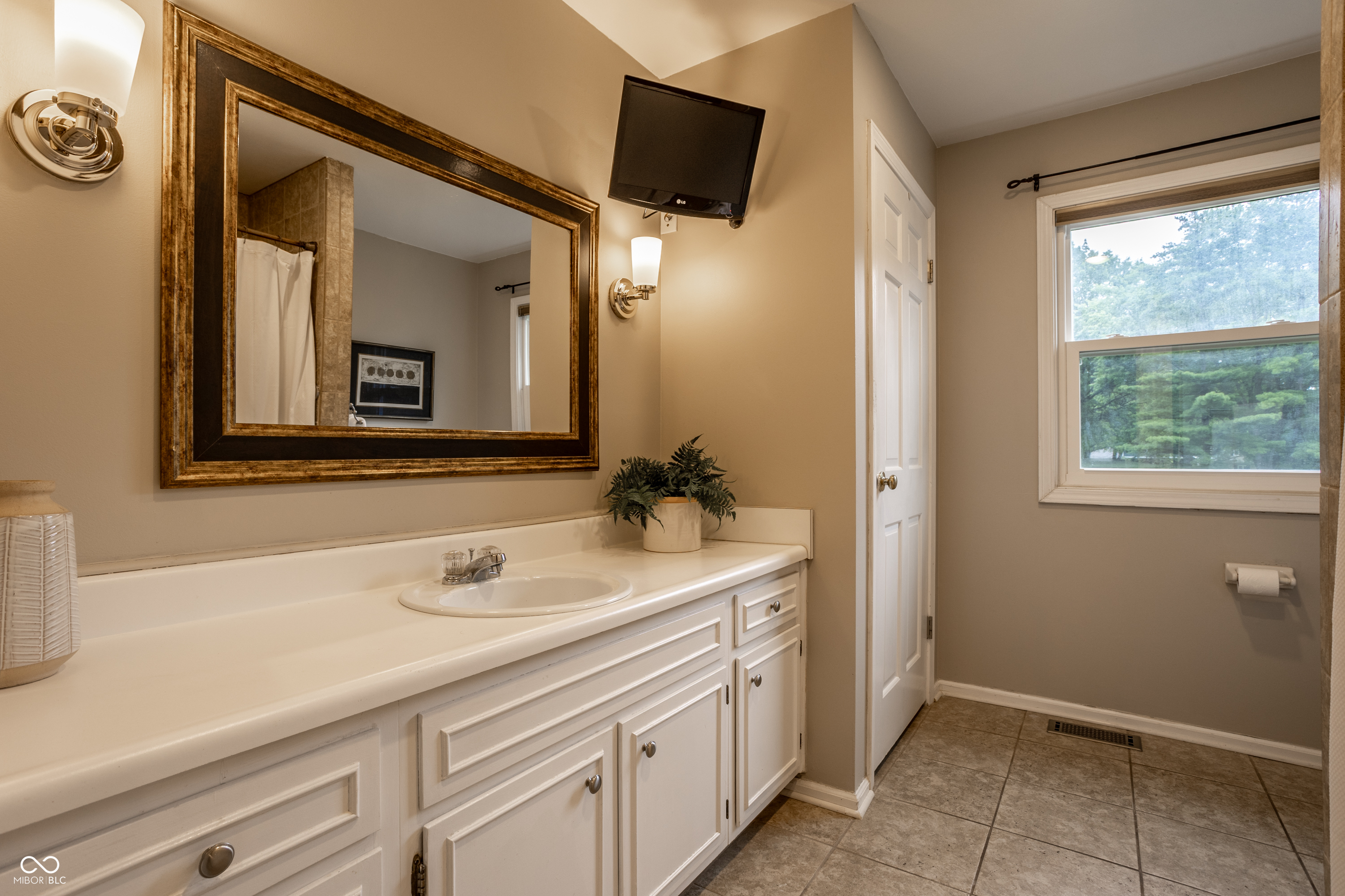 8805 Sawleaf Road Indianapolis, IN 46260 - Photo 23 of 35 Gallery Image 23