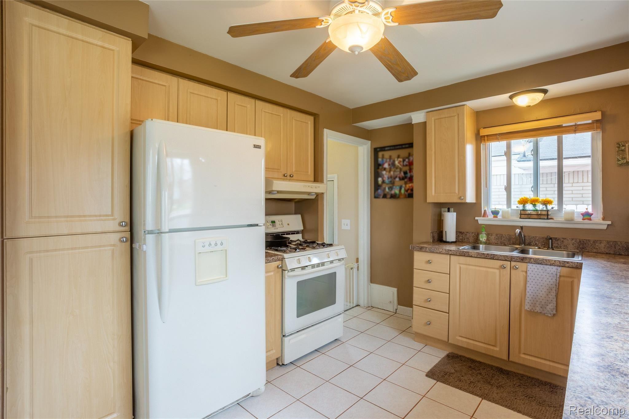 19426 Rensellor Street Livonia, MI 48152 - Photo 4 of 39 Rensellor_19426-Entry-Kitchen-14.jpg