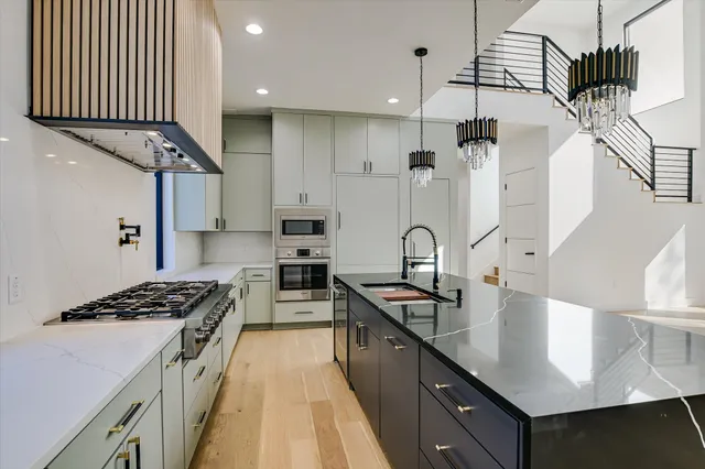 $2,058,000 | 1901 West St Johns Avenue, Austin, TX 78757