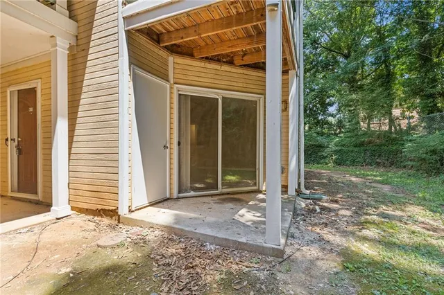 a view of a house with backyard and garden