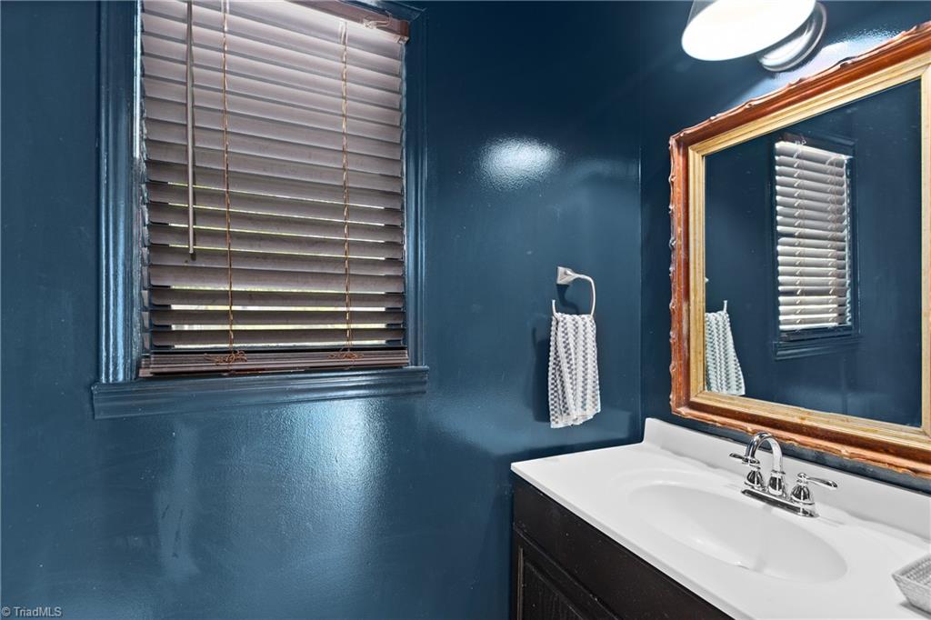 601 Colonial Drive High Point, NC 27262 - Photo 17 of 42 Powder Room