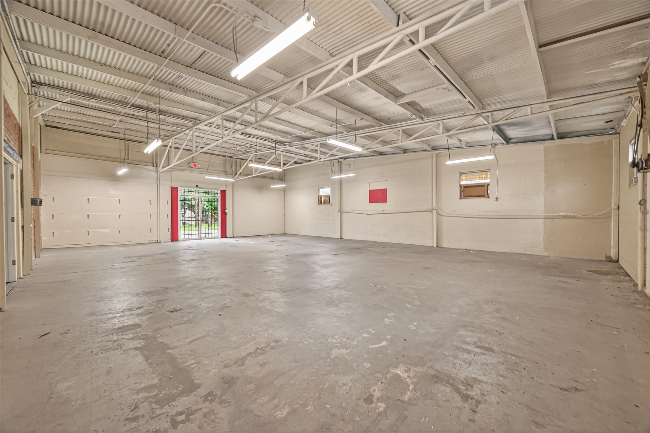 2102 Common Street Houston, TX 77009 - Photo 5 of 22 Open interior spaces offer a blank canvas for customization to suit a variety of uses.