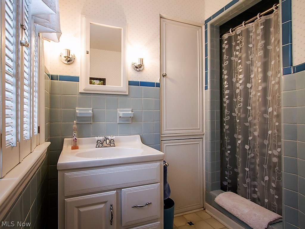 3047 Edgewood Road Cleveland, OH 44124 - Photo 17 of 35 1st Floor Full Bath