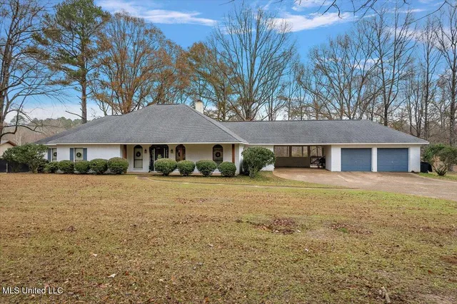 $327,500 | 561 North Spring Lake Circle, Terry, MS 39170