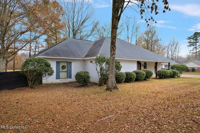 $327,500 | 561 North Spring Lake Circle, Terry, MS 39170
