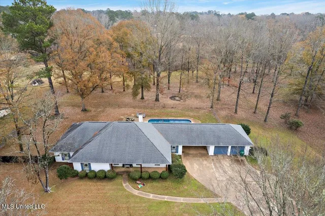 $327,500 | 561 North Spring Lake Circle, Terry, MS 39170