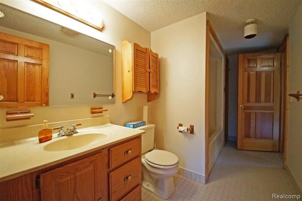 5405 Richardson Road Howell, MI 48843 - Photo 16 of 25 Upsatirs bath