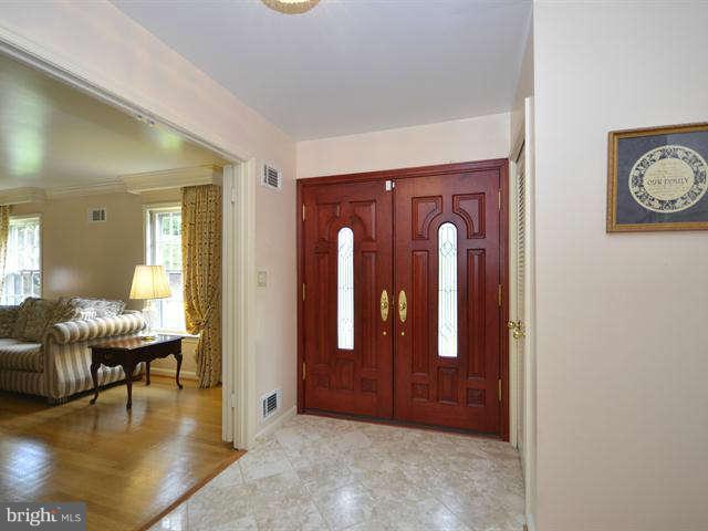 7510 Shadywood Road Bethesda, MD 20817 - Photo 2 of 30 Interior (General)
