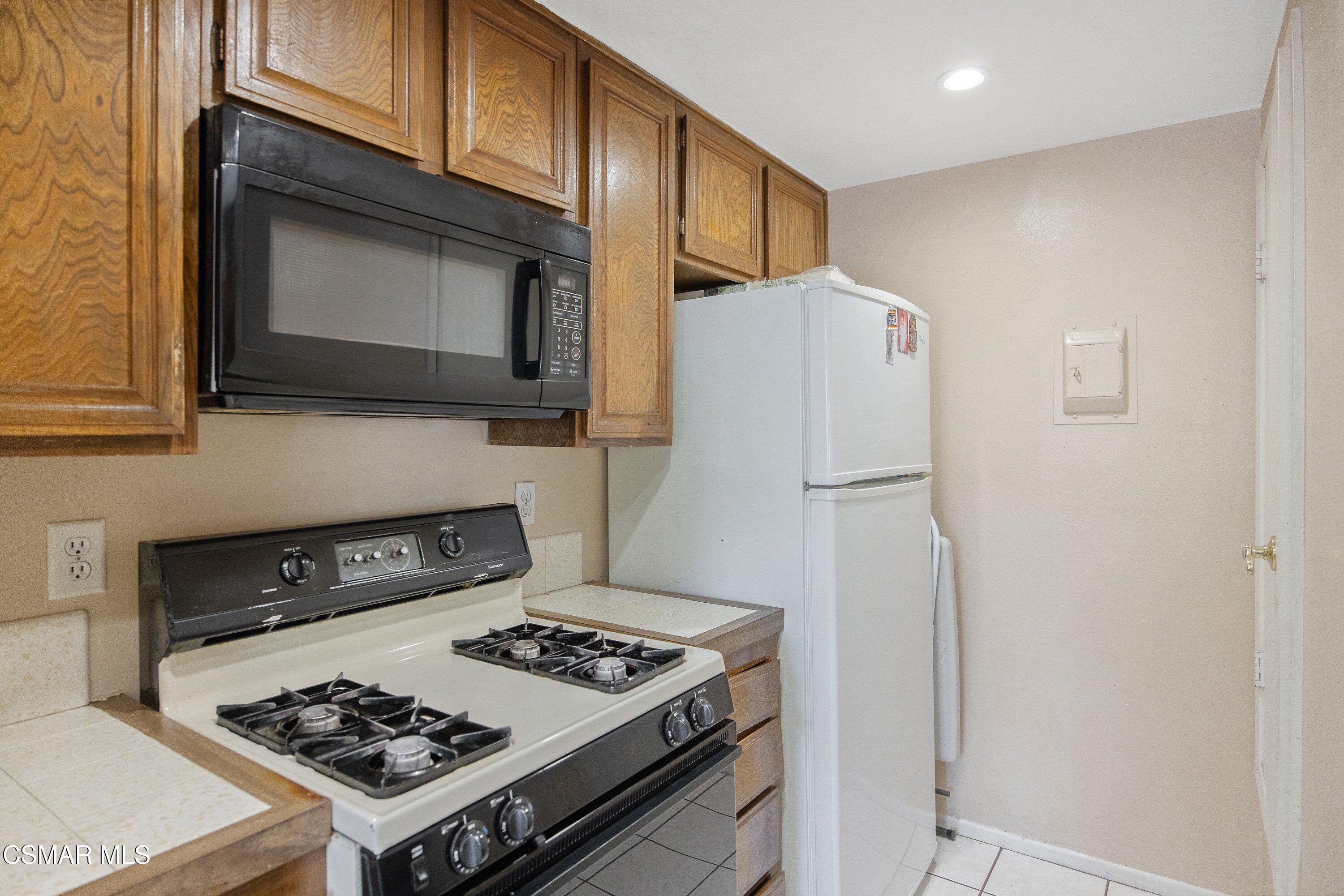 5957 Nelda Street, Unit 3 Simi Valley, CA 93063 - Photo 9 of 14 012-012-B1A0129-3000x2001