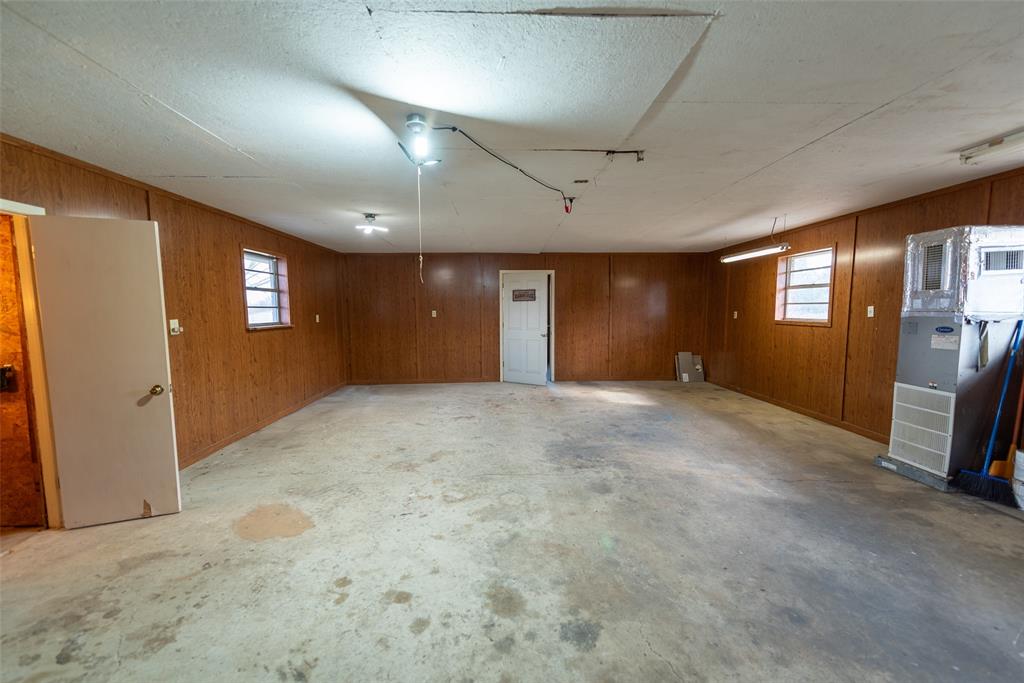 2339 Southwest County Road 3110 Mount Vernon, TX 75457 - Photo 25 of 31 en empty room with windows and closet