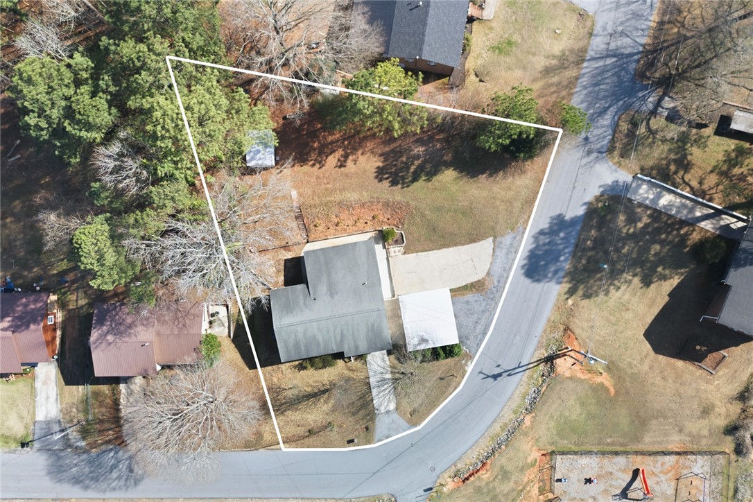 108 Hodge Street Abbeville, SC 29620 - Photo 34 of 39 An aerial perspective showcases a generously sized property with ample outdoor space and mature trees.