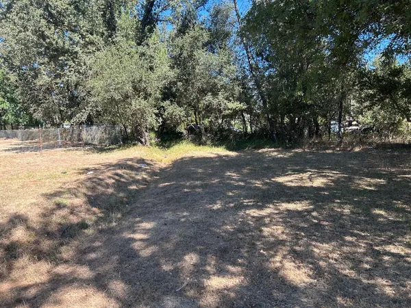 a view of a house with backyard