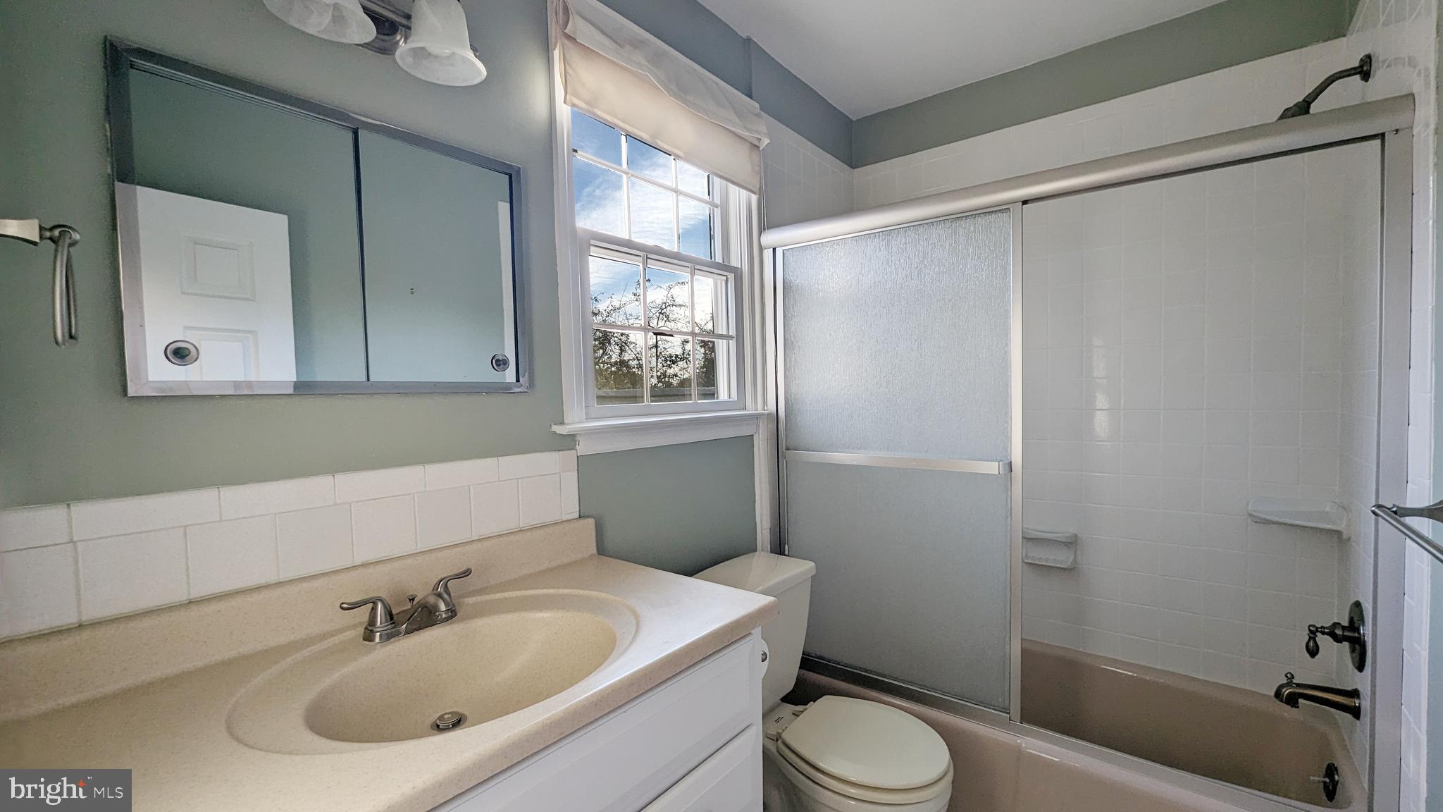 20 Valley View Drive Doylestown, PA 18901 - Photo 16 of 18 Shared hall bath (second full bath)