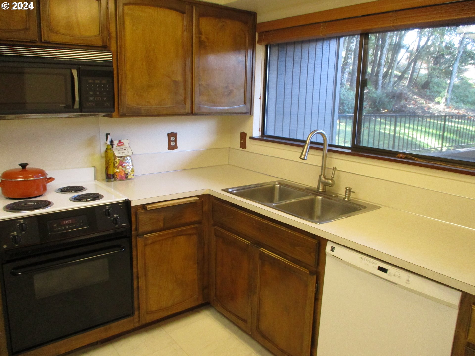 2207 Ridgeway Drive Eugene, OR 97401 - Photo 11 of 27 Kitchen