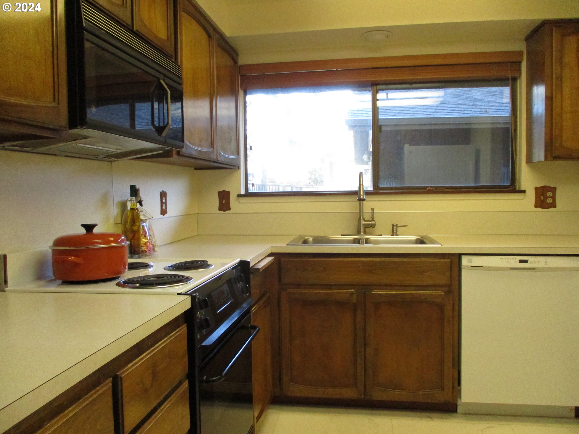 2207 Ridgeway Drive Eugene, OR 97401 - Photo 12 of 27 Kitchen
