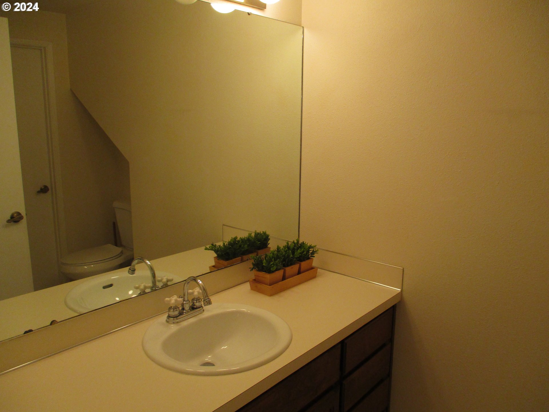2207 Ridgeway Drive Eugene, OR 97401 - Photo 14 of 27 Bathroom