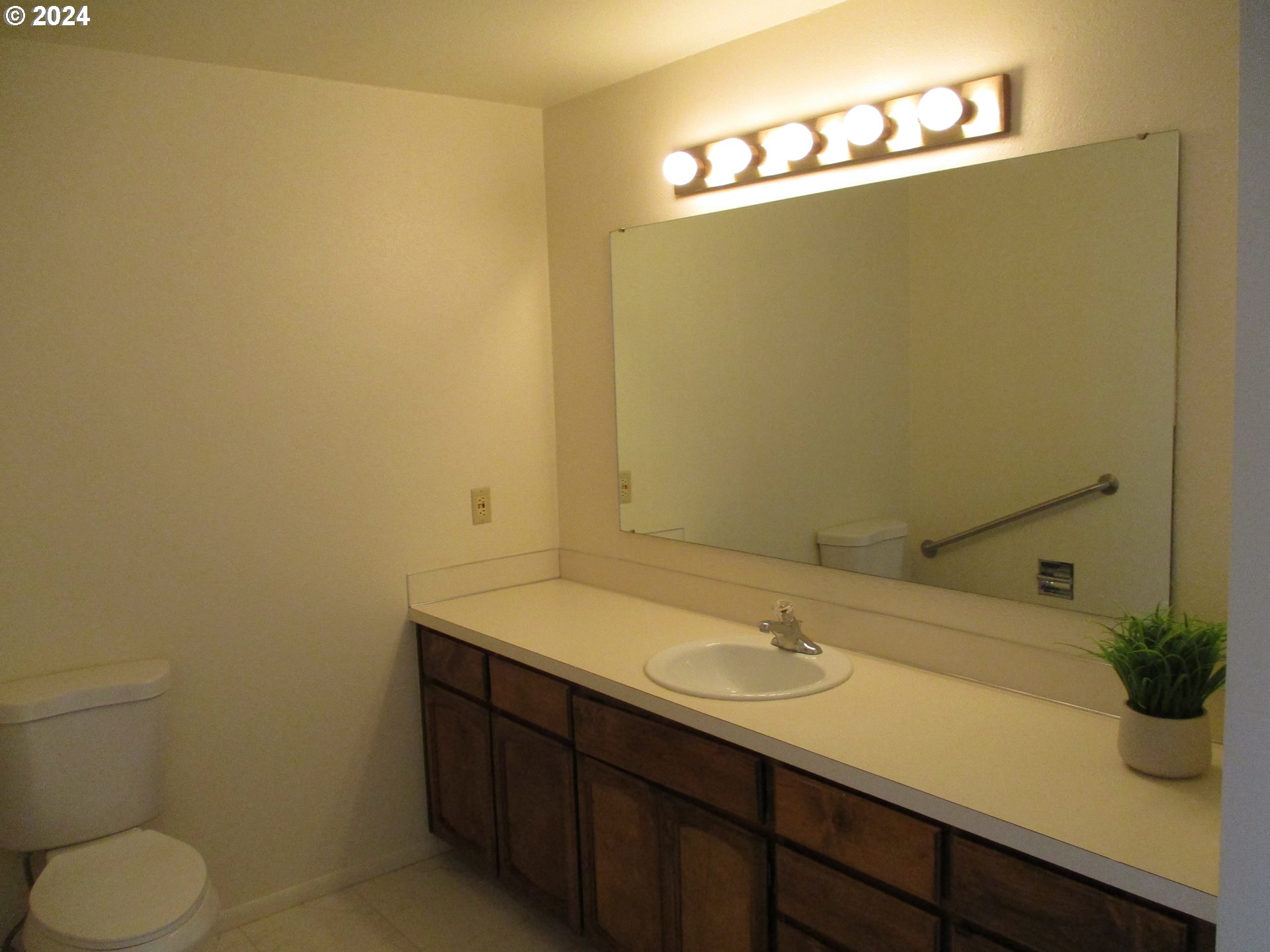 2207 Ridgeway Drive Eugene, OR 97401 - Photo 18 of 27 Bathroom