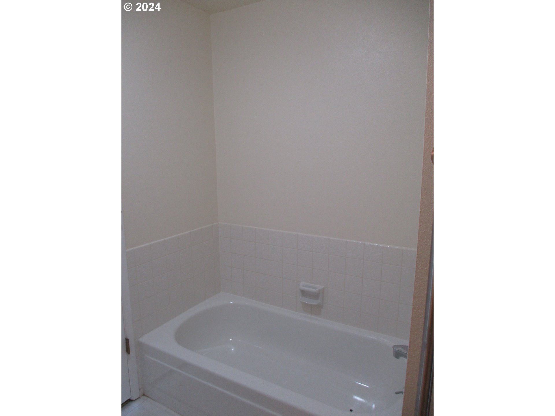 2207 Ridgeway Drive Eugene, OR 97401 - Photo 19 of 27 Bathroom