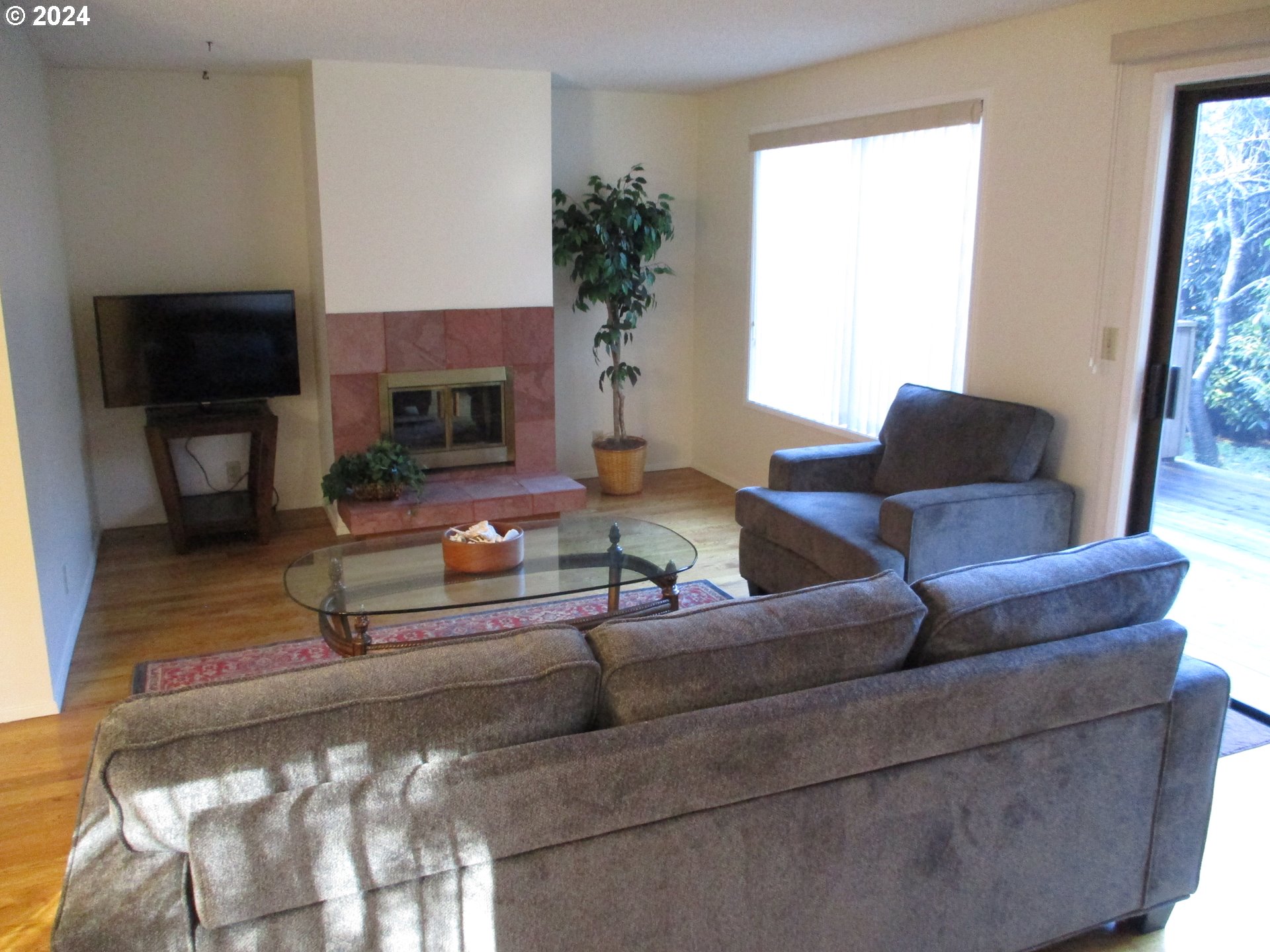 2207 Ridgeway Drive Eugene, OR 97401 - Photo 4 of 27 Living Room