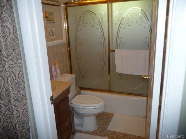 11437 Engleman Road Warren, MI 48089 - Photo 11 of 15 Bath.jpg