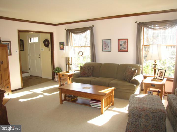 5 Strafford Circle Road Medford, NJ 08055 - Photo 4 of 25 Living Room
