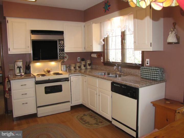 5 Strafford Circle Road Medford, NJ 08055 - Photo 7 of 25 Kitchen