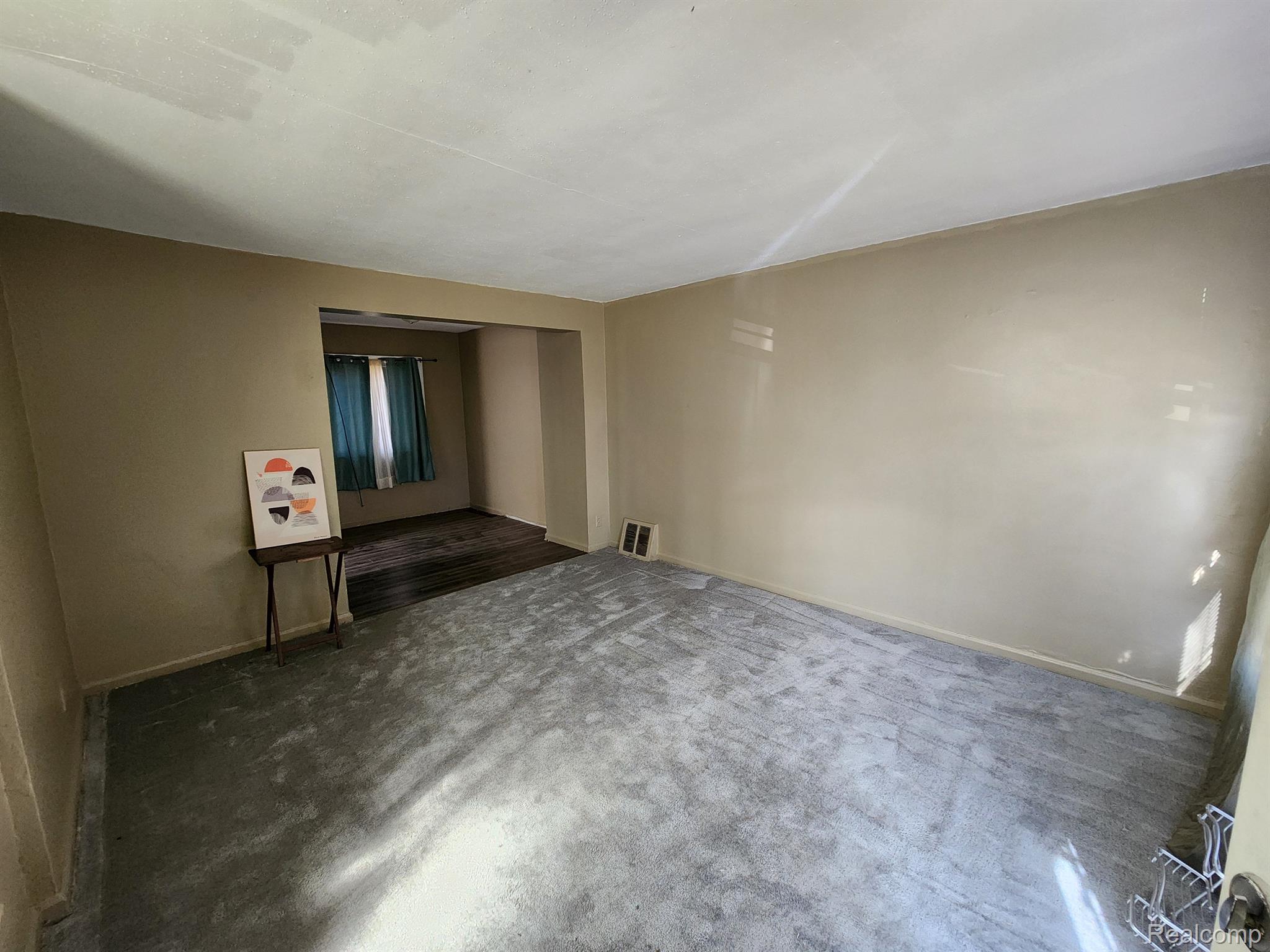 7445 Evergreen Road Detroit, MI 48228 - Photo 3 of 23 Living Room