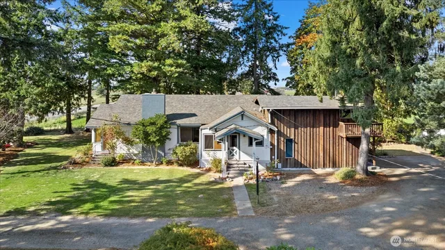 a view of a house with a yard